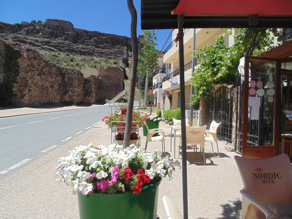 Hostal Restaurante La Muralla Canete  Exterior foto
